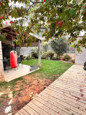 דוח משפחתי בסמוך לרחוב מלכי ישראל - החצר