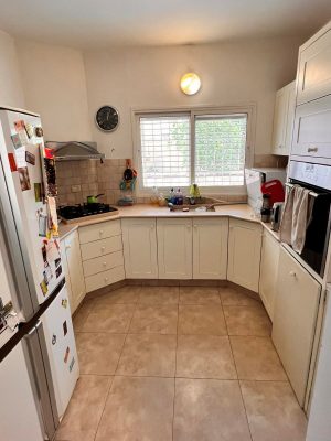 דוח משפחתי בסמוך לרחוב מלכי ישראל - המטבח