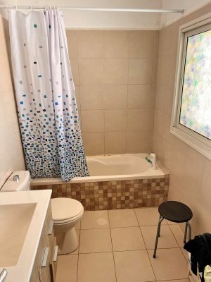 דוח משפחתי בסמוך לרחוב מלכי ישראל - אמבטיה