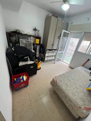 חדר הורים עם יציאה למרפסת דירה ברחוב שוהם בכרמל