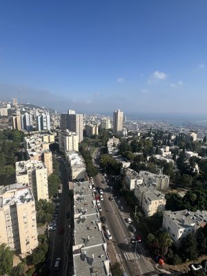 מרפסת שמש כ- 8 מ"ר משקיפה לנוף פנורמי