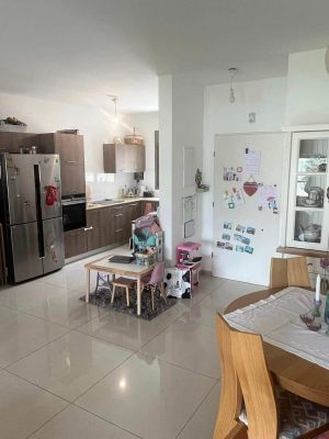 בנאות פרס ברחוב הוד, בבניין מ 2017