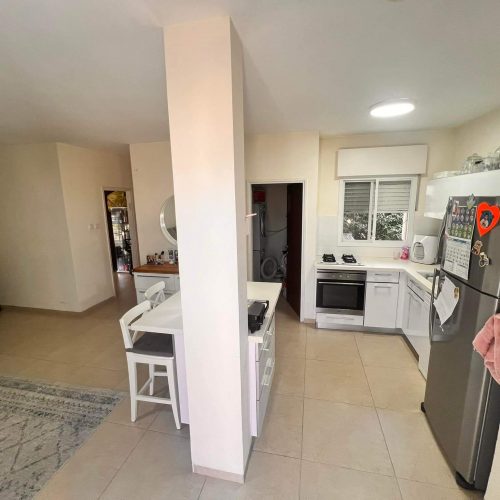 מטבח ופינת אוכל בדירה שכונת רמת אלון חיפה