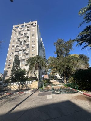 דירה 3 חדרים בחיפה בניין רב קומות מבוקש מאד עם לובי משופץ ו-2 מעליות