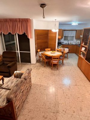 רחוב נחום גולדמן שכונת אלמוגי בחיפה, סלון