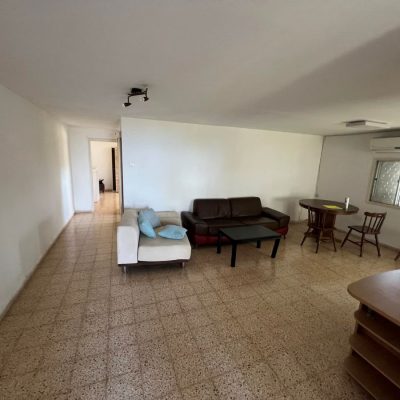 סלון בדירת שני חדרים רחוב רות חיפה