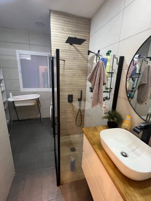 חדרה מקלחת דירה ברחוב נעמת בכרמל