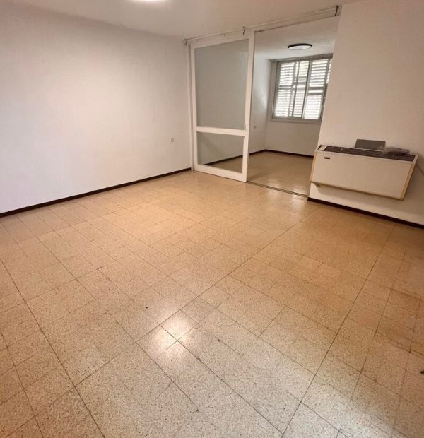 דריה למכירה בחיפה סמוך למרכז חורב - סלון