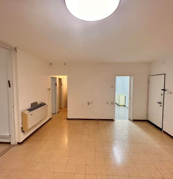 דריה למכירה בחיפה סמוך למרכז חורב רחוב הפרחים -כניסה לדירה