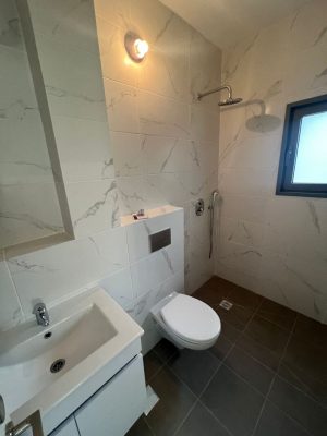 שירותים ומקלחת בדירה למכירה ברחוב רחל חיפה 4.5 חדרים