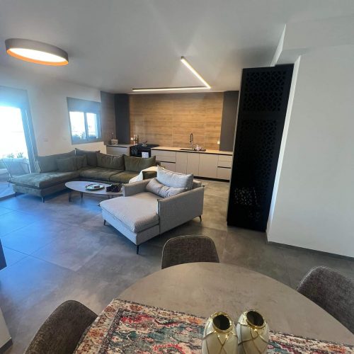 רחוב לוי אשכול, דירת חדרים - מבט סלון ומטבח