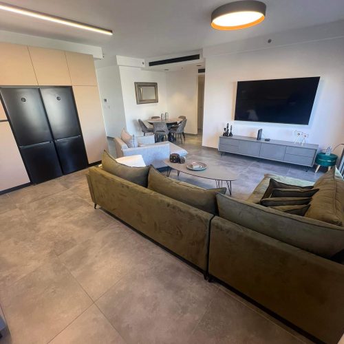 רחוב לוי אשכול, דירת חדרים - סלון וכניסה