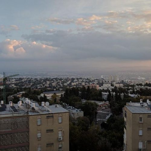 נוף עירוני מינימליסטי בין הרים ירוקים הבניין מבחוץ בדירה ברמות רמז חיפה רחוב בורלא