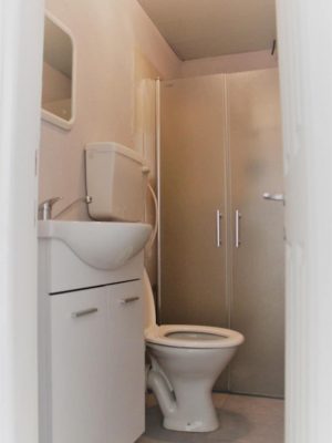 שירותים דירת 3 חדרים קיבוץ גלויות חיפה