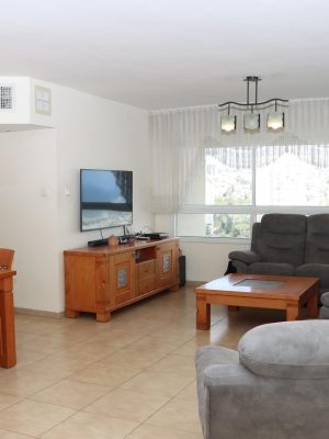 הסלון בדירת 4.5 חדרים למכירה בשכונת רמות ספיר חיפה