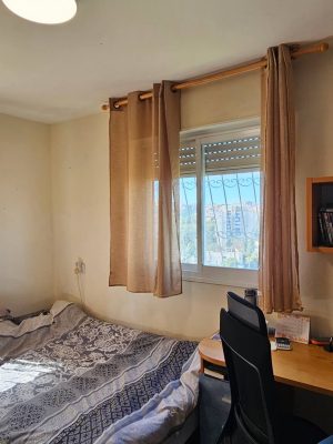 חדר שינה מרכזי בדירת 4.5 חדרים למכירה בשכונת רמות ספיר חיפה